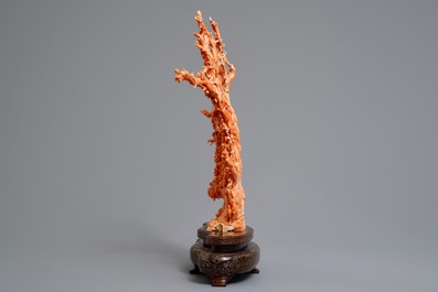 Un groupe figurant un arbre aux oiseaux en corail rouge sculpt&eacute; sur socle incrust&eacute;, Chine, 19/20&egrave;me